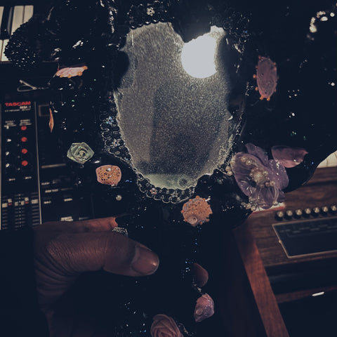 Maneka - Bathes And Listens ((CD))